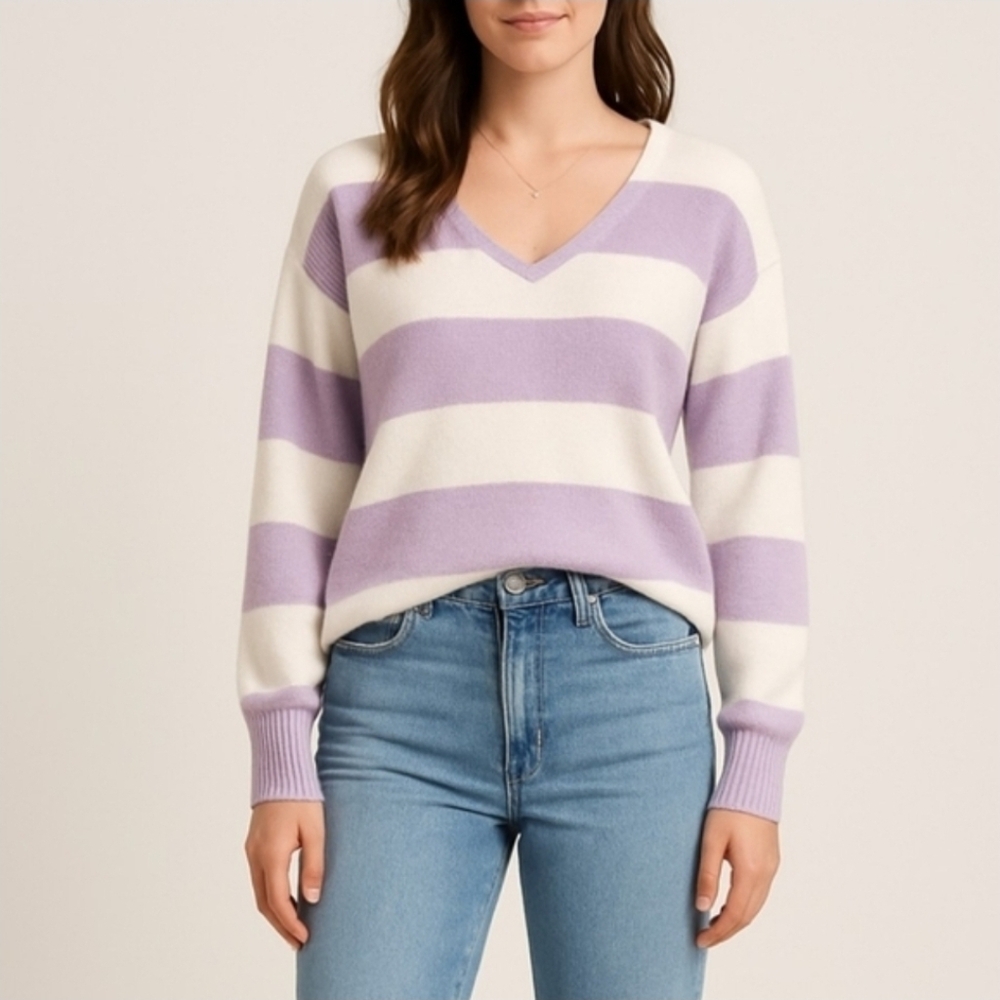 Vince Camuto Lavender and White V-Neck Sweater